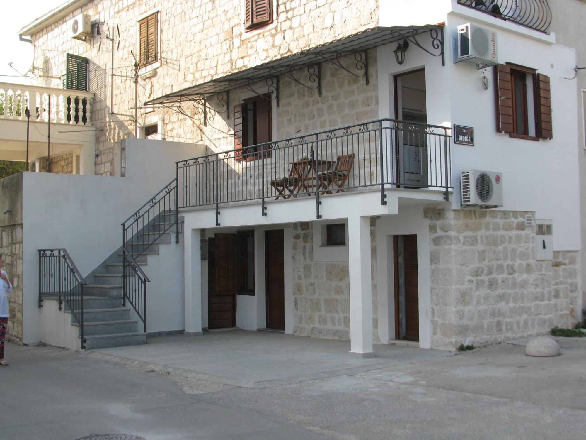 Apartment In Stone House On Seaside Kastela Exterior photo